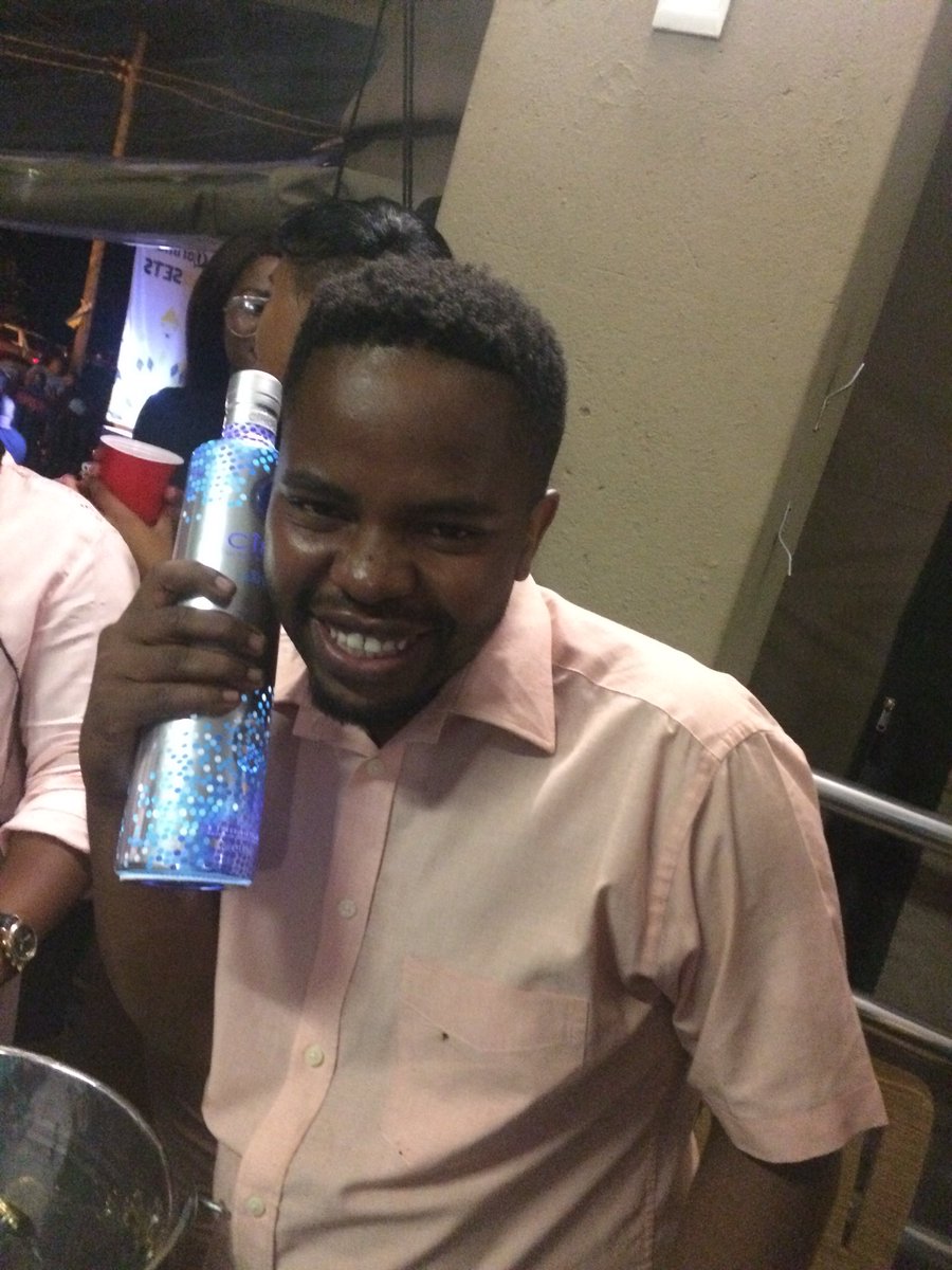 jabOOlan's tweet photo. @CassperNyovest we tryna call you? ... “Cassper is on another call” @agree_ment #CirocPhone #FillingUpFNBStadium https://t.co/dvInCfFDHS