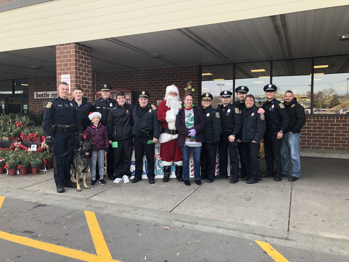 CromwellPolice's tweet photo. Come support Fill-a-Cruiser today from 10-2 at the Cromwell Stop &amp; Shop! https://t.co/GzxscOOB07