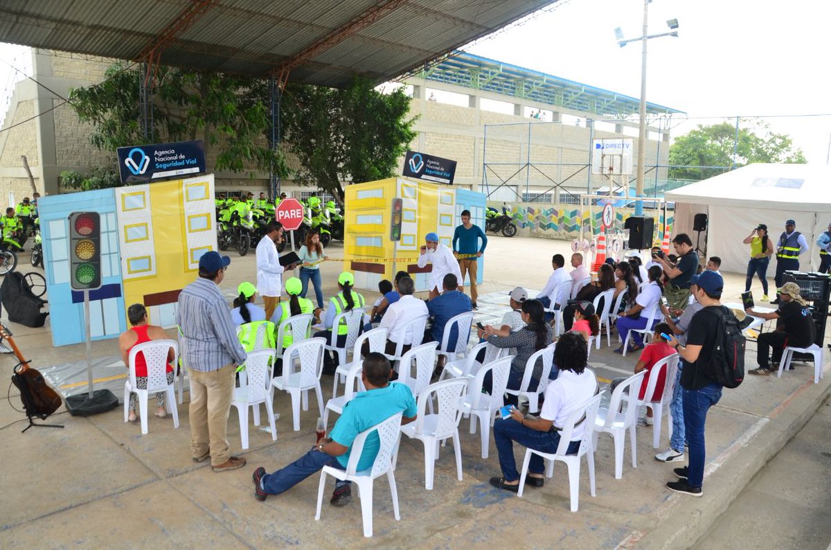 soledadalcaldia's tweet photo. .@SoledadTransito apoya jornada de sensibilización vial #SalvandoAndo organizada por la @ansvcol que realizamos en la Cancha del Barrio Hipódromo https://t.co/eqpSRXOAPd