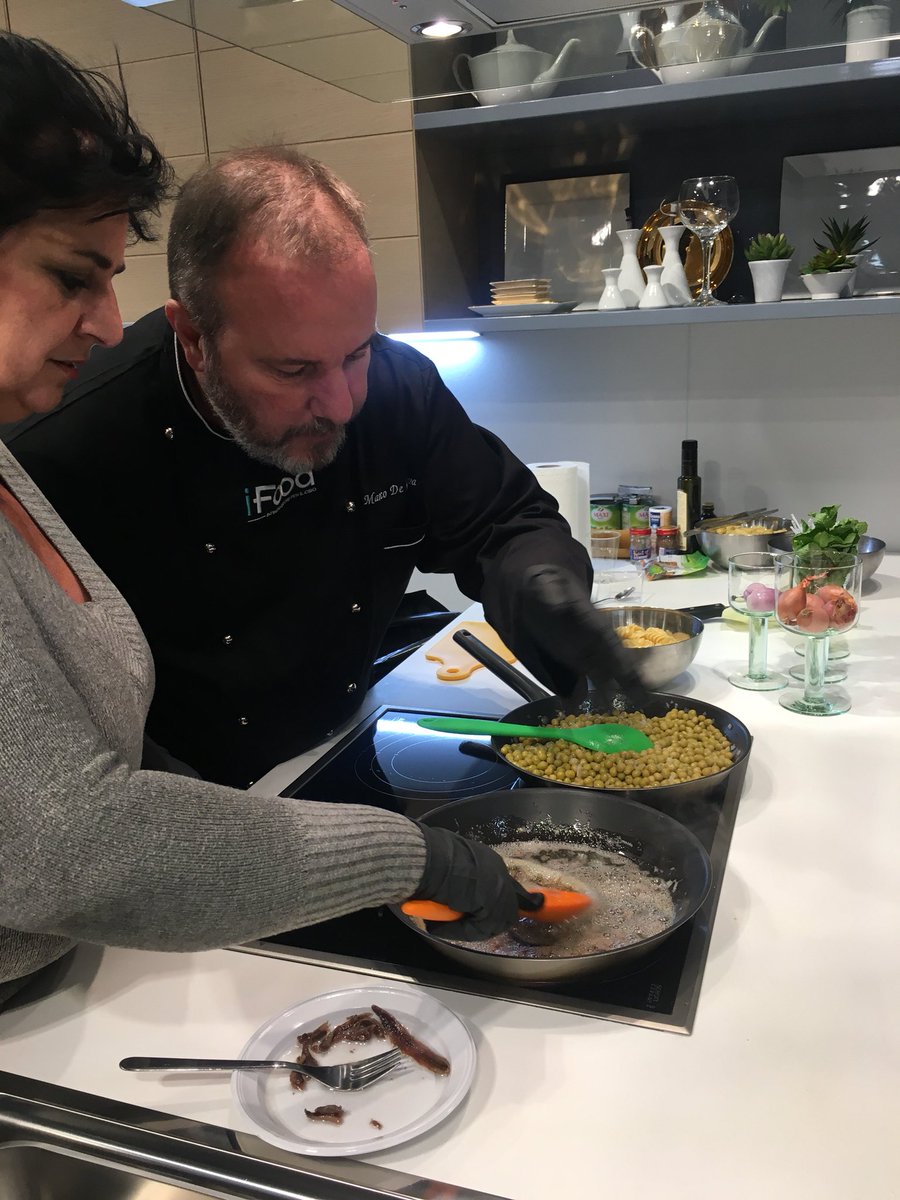 iFoodit's tweet photo. Marco sta spadellando e ci preparerà dei fusilloni saltati con burro, alici su crema di piselli e menta con granella di frutta secca😍 #iFoodinstore #ScavolinistoreCeparana https://t.co/mkXADTi5oU