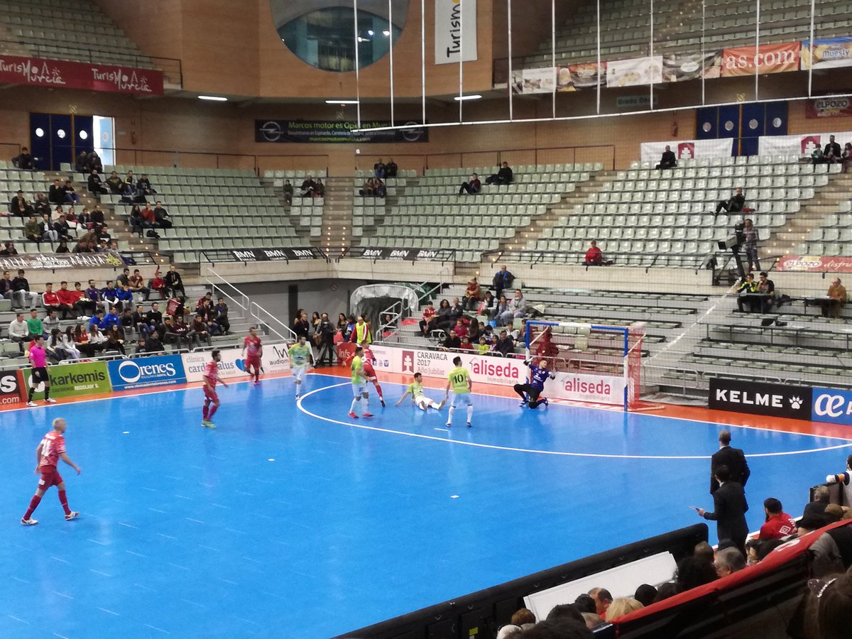 Franmr77's tweet photo. Tras una semana muy dura, hoy tocaba ir al Palacio para celebrar la efemérides de #ElPozo1000partidosenliga con homenaje a jugadores que son historia y leyenda de @ElPozoMurcia_FS, al final los tres puntos se quedaron en casa para afianzarse como 3° ElPozo 2 - Palma 0 #GoElPozo https://t.co/zu17jsAYCc