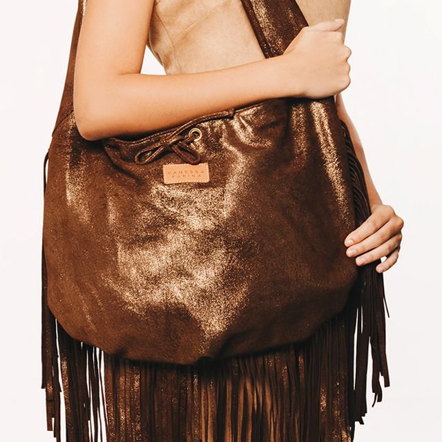 VanessaFarinaV's tweet photo. Cuando emprendemos un viaje lo hacemos con movimiento, sintiendo la brisa del nuevo camino, estrechando lazos con nuevas personas, así es #KALAHARI nuestra #maxibag
#TheDryRoad #LeatherBag #VFBags #FallWinter #Inspiracion https://t.co/A0lzEaKm9m