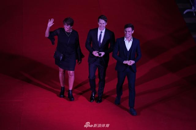 TomDaleyNewsIG's tweet photo. Red Carpet. FINA World Aquatics Gala 2017. December 2, 2017. Sanya, China. #TomDaley #DustinLanceBlack #Finagala #FinaAwards2017 #FinaGala2017 #Diving #Fina #FINAbestathletes #FINAsoireedesetoiles #FINAaquatics @TomDaley1994 @DLanceBlack @janefig2 https://t.co/yk1zTEHIfq