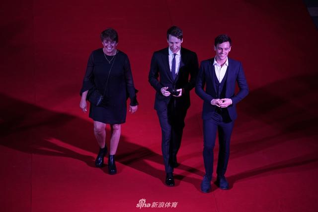 TomDaleyNewsIG's tweet photo. Red Carpet. FINA World Aquatics Gala 2017. December 2, 2017. Sanya, China. #TomDaley #DustinLanceBlack #Finagala #FinaAwards2017 #FinaGala2017 #Diving #Fina #FINAbestathletes #FINAsoireedesetoiles #FINAaquatics @TomDaley1994 @DLanceBlack @janefig2 https://t.co/yk1zTEHIfq