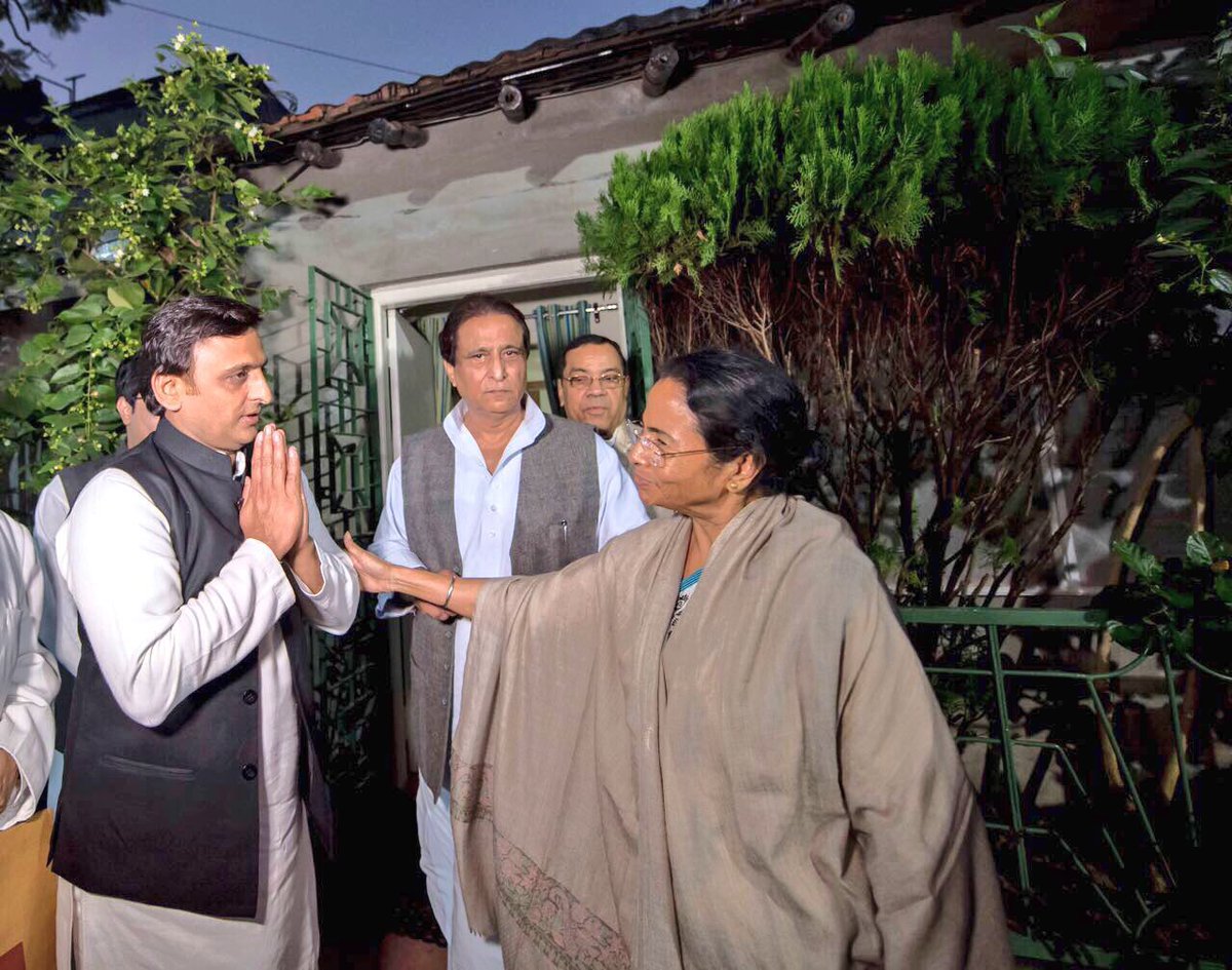 yadavakhilesh's tweet photo. A warm meeting with the very kind and respectful Chief Minster, @MamataOfficial at her residence in Kolkata today. https://t.co/pN3Mc89km0