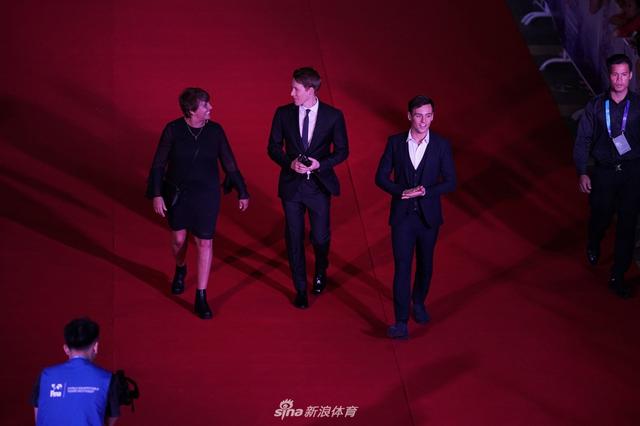 TomDaleyNewsIG's tweet photo. Red Carpet. FINA World Aquatics Gala 2017. December 2, 2017. Sanya, China. #TomDaley #DustinLanceBlack #Finagala #FinaAwards2017 #FinaGala2017 #Diving #Fina #FINAbestathletes #FINAsoireedesetoiles #FINAaquatics @TomDaley1994 @DLanceBlack @janefig2 https://t.co/7HRiW80l8z