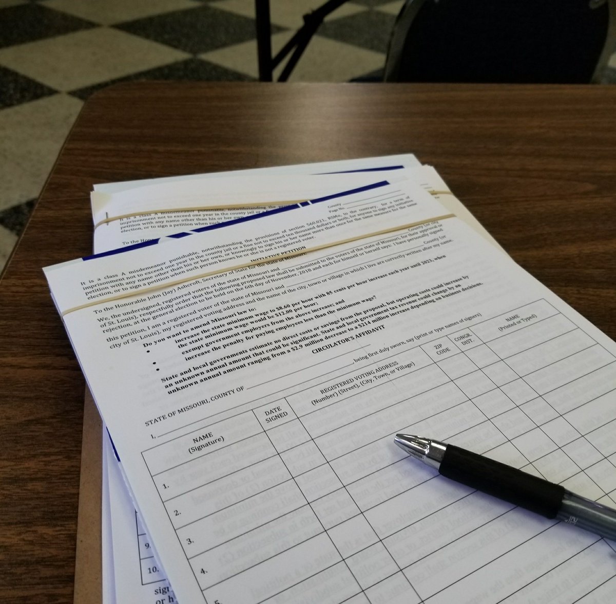 73_Carondelet's tweet image. 😎 #signaturegathering 💯
gotta get that statewide minimum wage and CLEAN Missouri, come by Cherokee Print Bazaar today and sign, y&apos;all!!