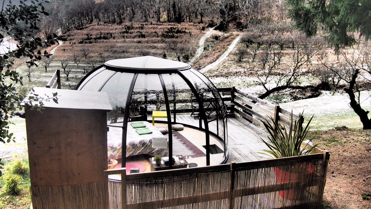 DuPestrin's tweet photo. Poudre de perlimpinpin sur la #bulle Baba Love..
#emerveillesparlardeche #neige #Ardeche #bedandbreakfast #otasv #Meyras #dôme https://t.co/a69RDIOHBw