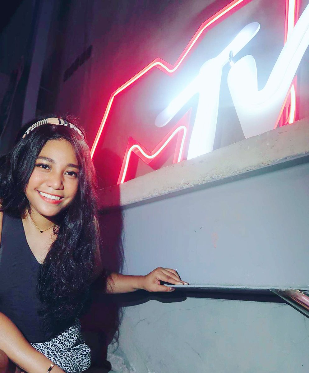serah's tweet photo. YASS finally scratching "Get a trendy neon light sign photo" off of my #SABUcketlist !! π
Oh & it was my first time on @mtvph https://t.co/SPI5dlaouT