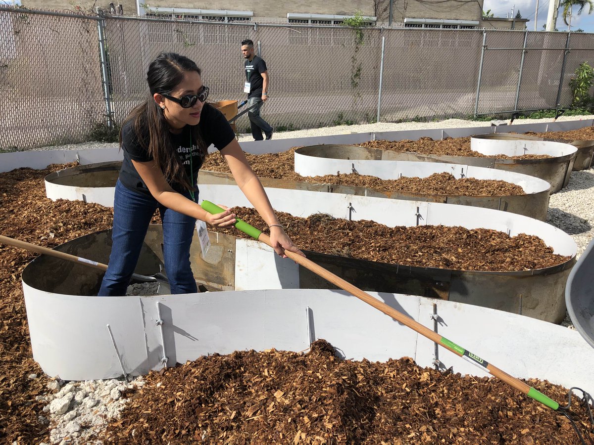 miami_roots's tweet image. We’re not afraid to get a little dirty when it comes to helping our community. #lm39 #miamiroots