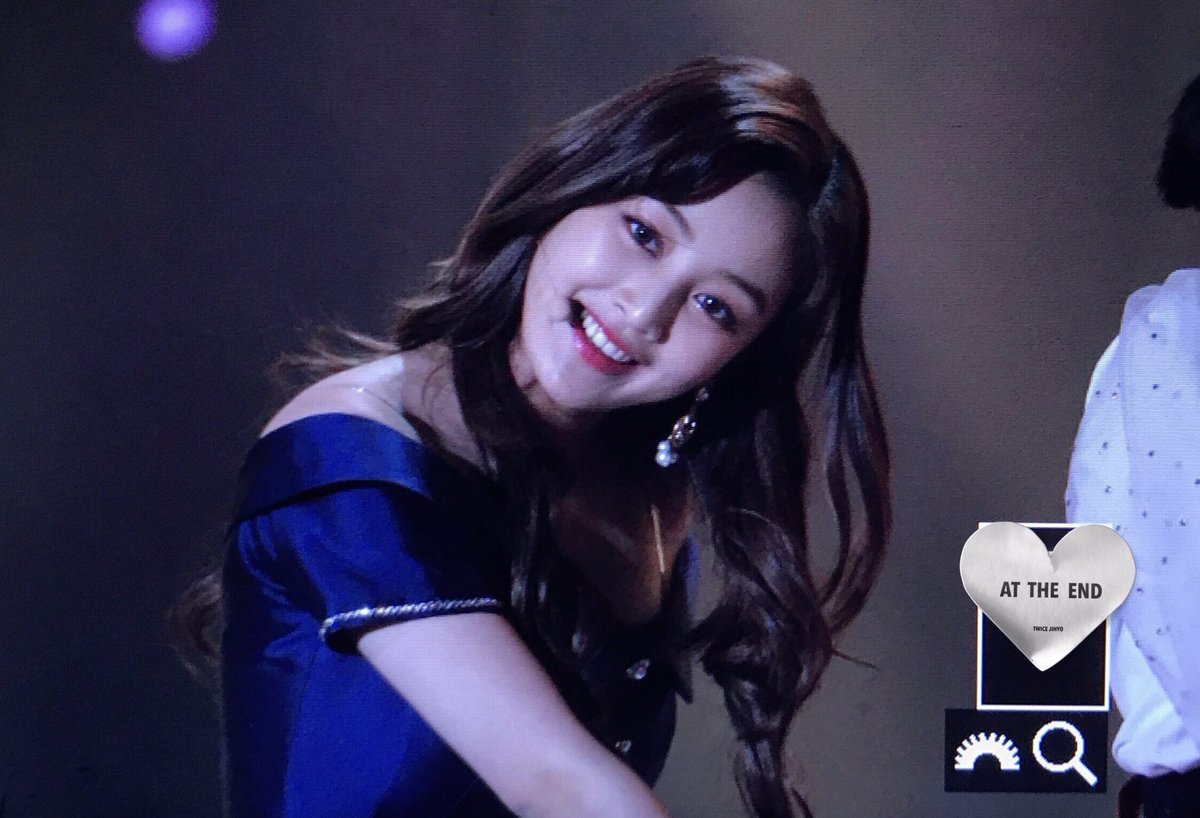 AtTheEnd21's tweet photo. 171202
#트와이스 #TWICE #지효 #Jihyo #ジヒョ

미모가 오져서 의상이 지려서
모든게 완벽한 지효였다,,,💦💦 https://t.co/Tl1b7XMyK2