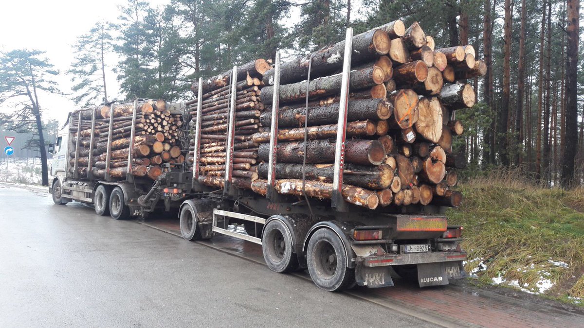 CSDD_LV's tweet photo. Kravas auto ar Krievijas reģistrācijas nr. nav paveicies, jo reidā pie Garkalnes tam šodien konstatējām pārlūzušu bremžu disku - automobilim bija jāšķiras no numuriem! Apstādināts arī kokvedējs, kuram nebija tehniskās apskates un bija defekts bremžu sistēmā https://t.co/YeV9i6FK4I