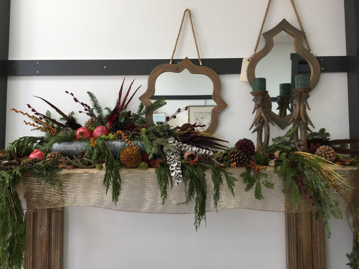 designwithidc's tweet image. Bountiful Holiday mantle.
#Christmas #Christmas2017 #fireplace #Holiday2017
