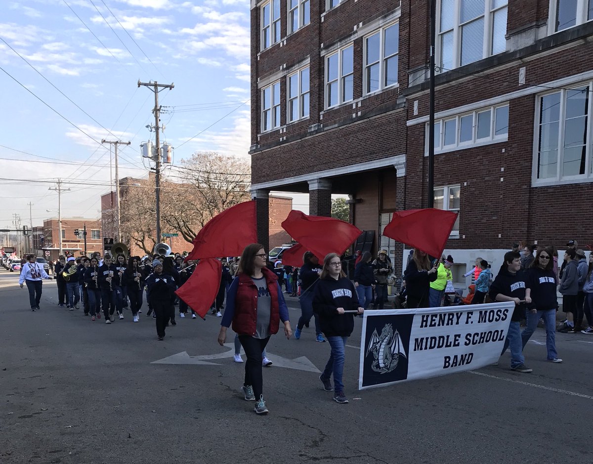 HenryMossMiddle's tweet photo. Thanks to Henry F. Moss Middle School Band for representing us in the BG-WC Jaycees Christmas Parade. Great job guys.@WarrenCoSchools @HMMSband https://t.co/6IiY2335jN