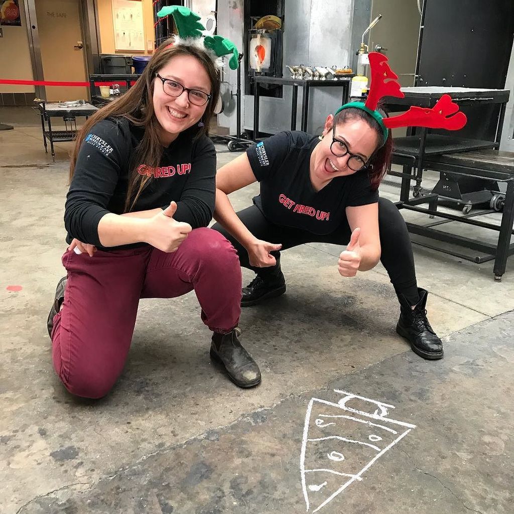 Gayle and Aliya are working out their team work plan for today’s noon demo. 🎄 #ThereWillBeOrnaments •
Tuesday through Sunday the Glass Studio offers FREE narrated glassblowing demos at noon. If you haven’t been, add it to your to-do list. We promise … ift.tt/2zYFlHi