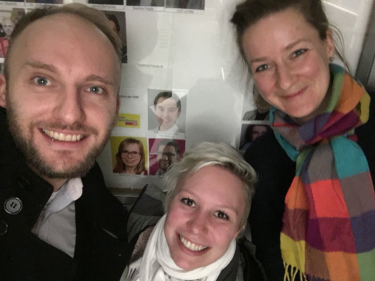 hzl_fk's tweet photo. Die @rophie_segel, @frau_miersch und ich heute mal im Revier der @FDPBerlinMitte beim Seminar #Bauleitplanung vom @biwak_ev. Gutes #Seninar! https://t.co/8tdLJ9qnru