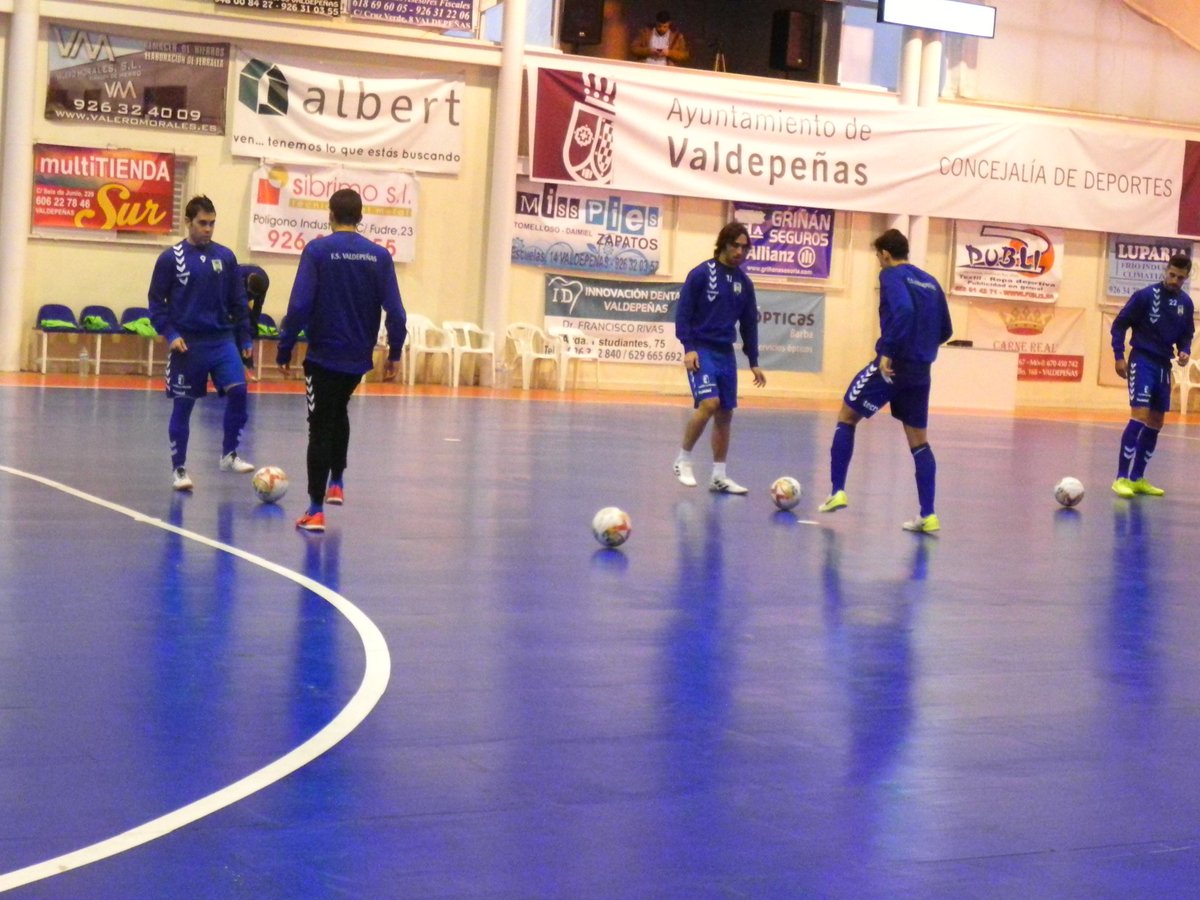 VinaAlbaliFS's tweet photo. Los dos equipos ya calientan en la pista azul
#VamosMasseyCastro #VALvsELC #FSVlive #LNFS https://t.co/LYOdZdTswO