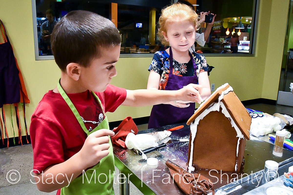 stacymolter's tweet photo. #ad Science of Gingerbread Returns to @DiscoveryCubeLA https://t.co/oRxpLzhOy9 #DiscoveryCubeLA #ScienceOfGingerbread https://t.co/ApugsBvs62