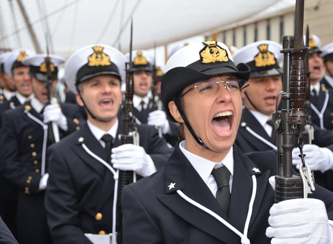 robertapinotti's tweet photo. 203 futuri ufficiali dell'@ItalianNavy hanno giurato all’Accademia Navale di Livorno. Lavoreranno con dedizione, orgoglio e coraggio, tenendo alto il nome dell’Italia nel mondo. La sfida è diventare uomini e donne prima che ufficiali, gente di mare prima che agenti della Difesa. https://t.co/nMH6krTwfa