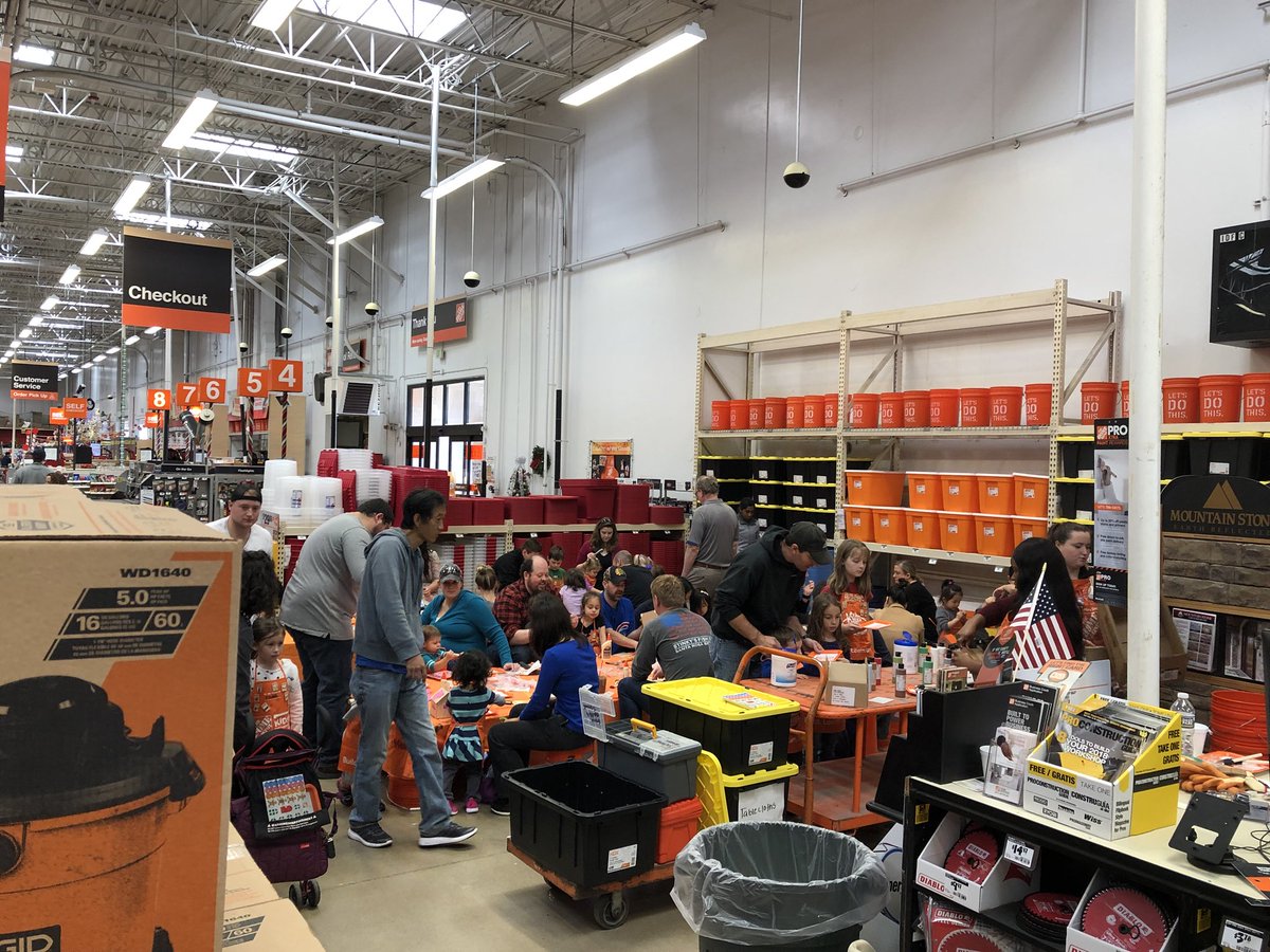 ftsolez615's tweet photo. #FullHouse at #TheVue #KisWorkshop @krista_rogers1 @DCosby4628 @njr2408 @SheaKing75 #BuildingTowardsTheFuture https://t.co/WIpxJdcMrB