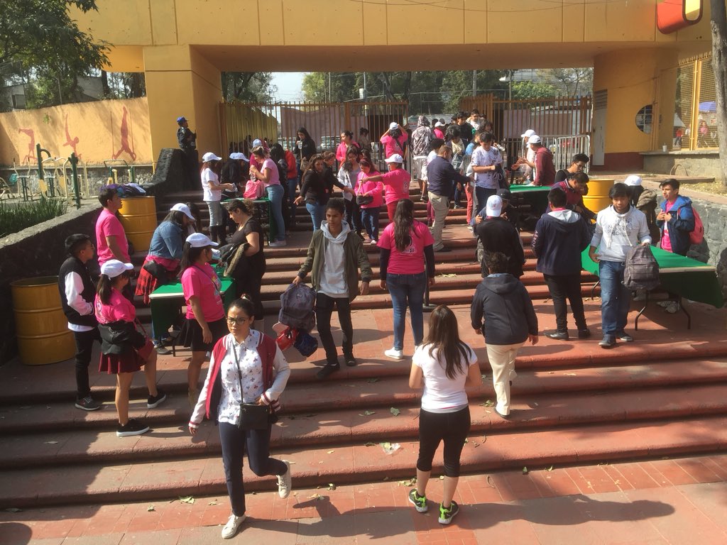 KarenQuirogaA's tweet photo. Nuestra comunidad @P_Prepa_Si ya se encuentra en el Deportivo Batallón de San Patricio en @DelegacionAO, en la Feria de Servicios, a punto de iniciar concierto por #10AnivPrepaSi. ¡Bienvenidos! https://t.co/IsxAcVsxUn
