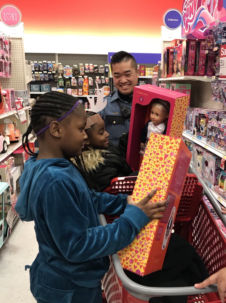 sppdmn's tweet photo. Carts are full, spirits are high and everyone is smiling. 

The 17th annual Shop with a Cop at @Target Midway was another success! 

Over 200 kids were given the opportunity to bring home gifts for their family. 

#shopwithacop #community #HappyHolidays https://t.co/xg589rsIeS