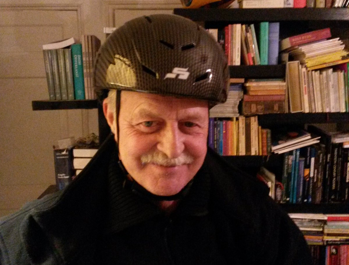 IdsWillemsma's tweet photo. Reedridersfreon is fannewike op it iis fallen, op syn holle. Slim, mar it komt gelokkich goed.

Tenei mei in helm op it iis. #feiligensfoarop https://t.co/L543bk54dc