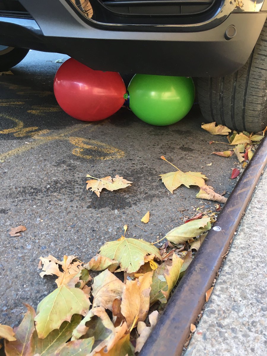 AcciInci's tweet photo. #accidentalincidentals #foundobjects #incidentals #lostandfound #lostobject  #lostballoons #redballoon #greenballoon https://t.co/yVtJHO54X8