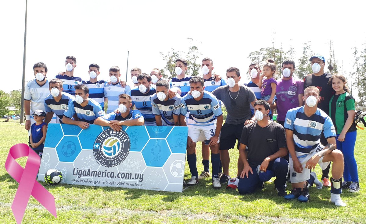 EnOffOK's tweet photo. Gran gesto de @FaltaGenteFC  que festejo su campeonato usando tapa bocas, en homenaje a la madre de un integrante del plantel que lucho y le gano al cancer, y en honor a todas aquellas personales que luchan con esta enfermedad...
Nos adherimos a al gesto del "Falta" 👏👏👏 https://t.co/wP62DZVLpH