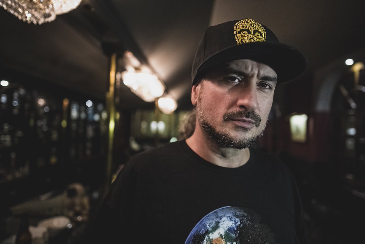 "Cuando decidimos a sacar discos en solitario no es porque estuviésemos cansados de <a href="/VioladoresVerso/">Violadores Del Verso</a> . Dar esos conciertos es precioso, no te puedes cansar de eso jamás en la vida."
<a href="/ShoHai_Real/">SHO-HAI</a> acaba de sacar disco, y estuvimos charlando un rato con él ➡ bit.ly/2zHoK6U