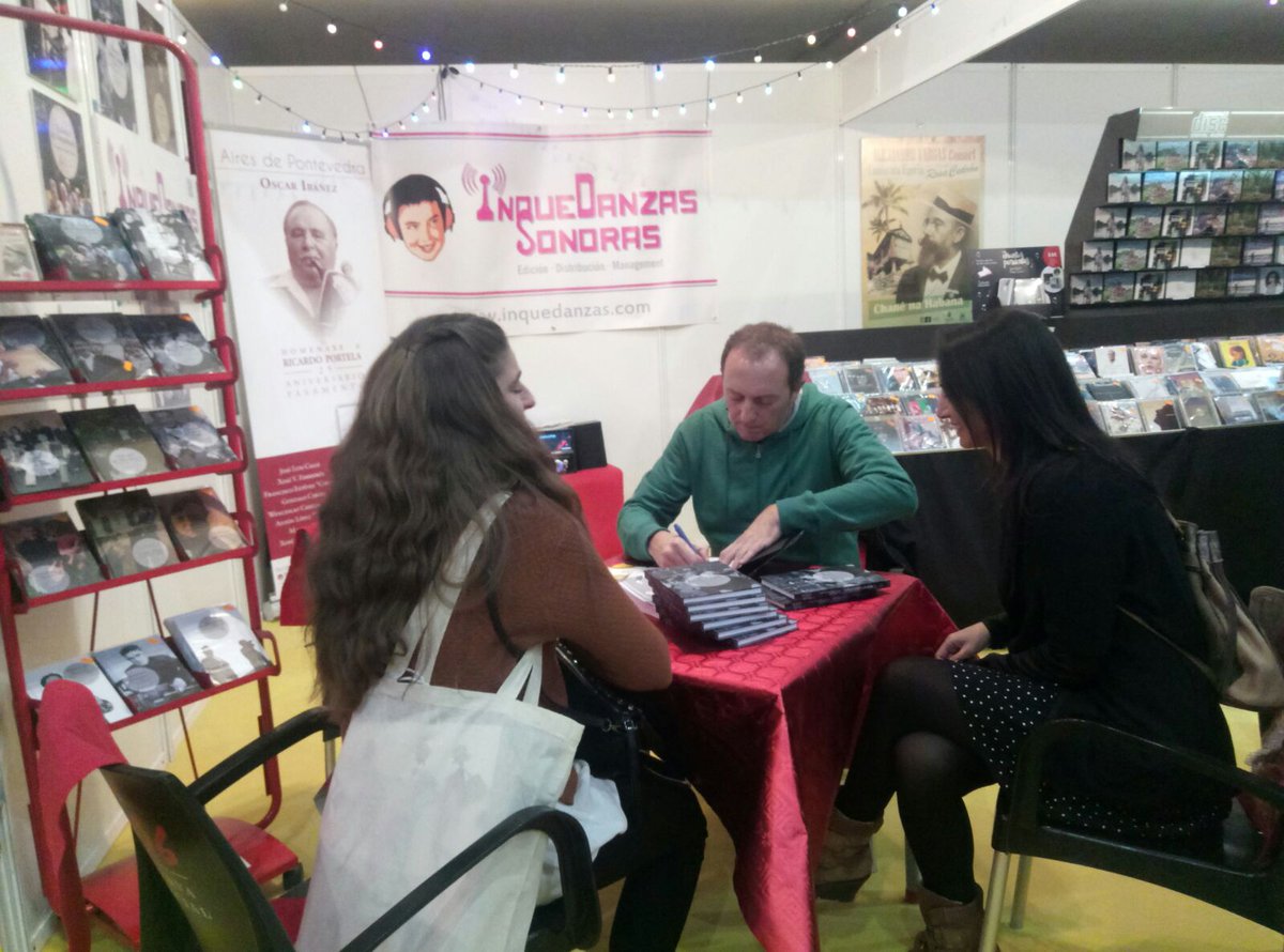Manuel López López asinando o seu libro-disco O gaiteiro de poso" en <a href="/InquedanzasSono/">Inquedanzas Sonoras</a>