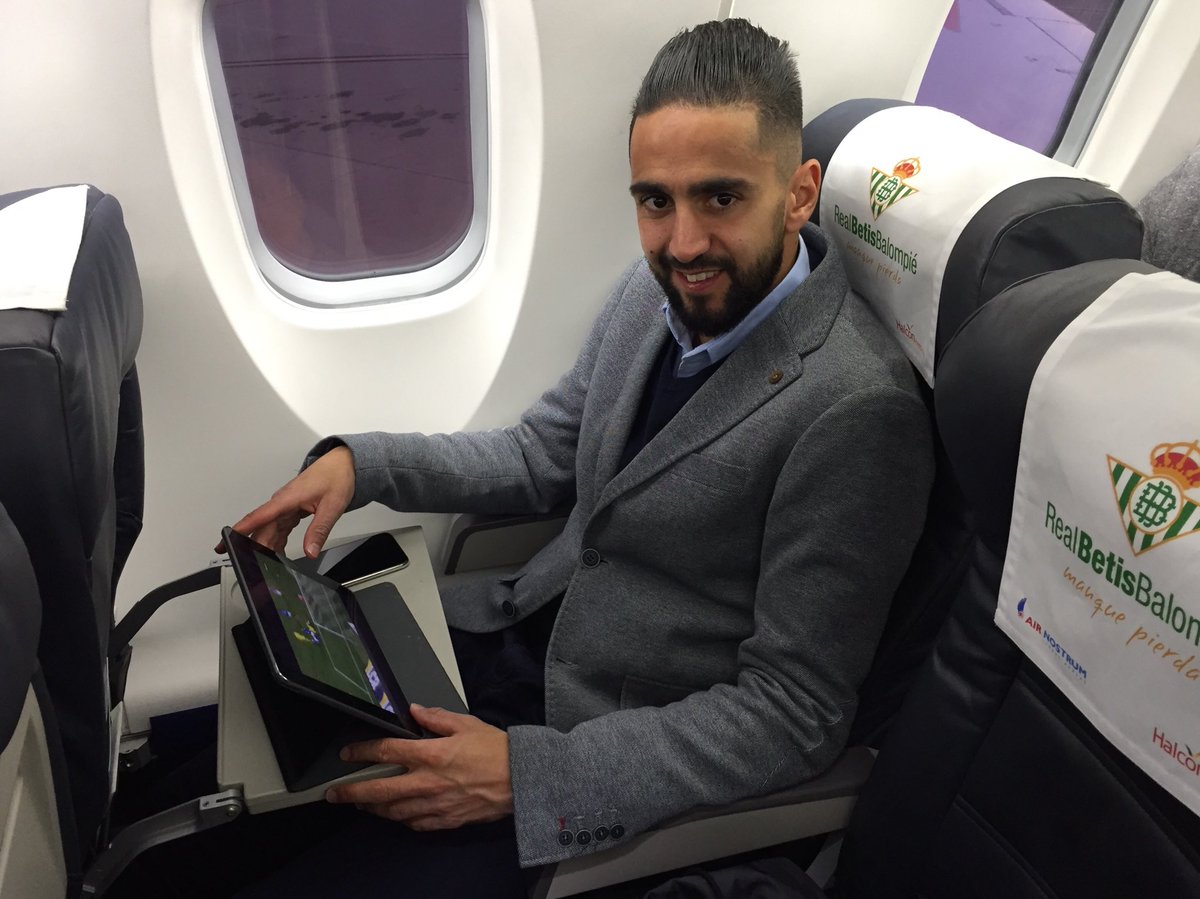 RealBetis's tweet photo. ✈️⚽️💚🔋

#LasPalmasRealBetis https://t.co/W0BuiyPmhu
