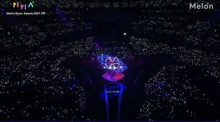 enthusiastmay's tweet photo. #EXO_Is_The_Universe
It's MMA but feels like exo's concert. I think Exols haven't move on from elyxion in seoul ㅋㅋㅋㅋㅋ
#MMA2017 #MelonMusicAwards2017
#SilverOcean
#EXO #EXOSARANGHAJA
#EXOLINA #EXOLs https://t.co/2oZdSlKCmg