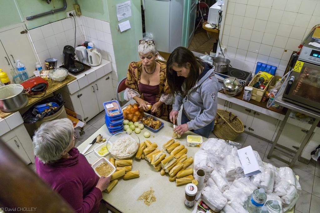 Au château de #Maintenon, notre brigade de cuisine est aux petits soins des volontaires... Et des fabuleux visiteurs : retrouvez les dans l'espace marché de Noël de la chapelle ! #FabuleuxNoel ☕🍭🍩