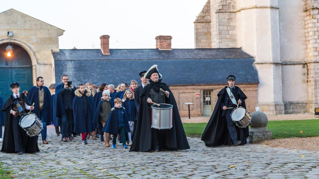 Vous souvenez-vous de nos jeunes de #Premiereclasse ? Devenus Chefs de gare, ils vous embarquent vers la destination #FabuleuxNoel👌🎄👲 C'est parti pour la magie !