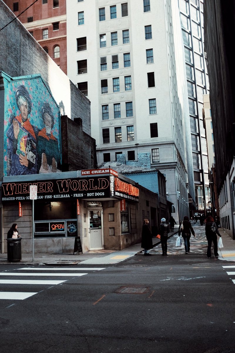 jaimele321's tweet photo. Strawberry Way, Pittsburgh 
#streetphoto #color #colorstreet #35mm #fujix100t #Pittsburgh #warhol #carnegie #wienerworld #diner #buidings https://t.co/YtCcmNa5Yo