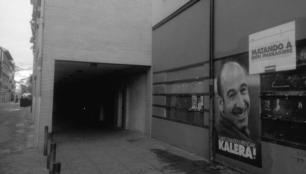 KaleZale's tweet photo. #Atarrabia denuncia la situación de #IbonSOS Iparragirre.
Gaixo dauden presoak #Kakera ! https://t.co/A9mh0960Ah