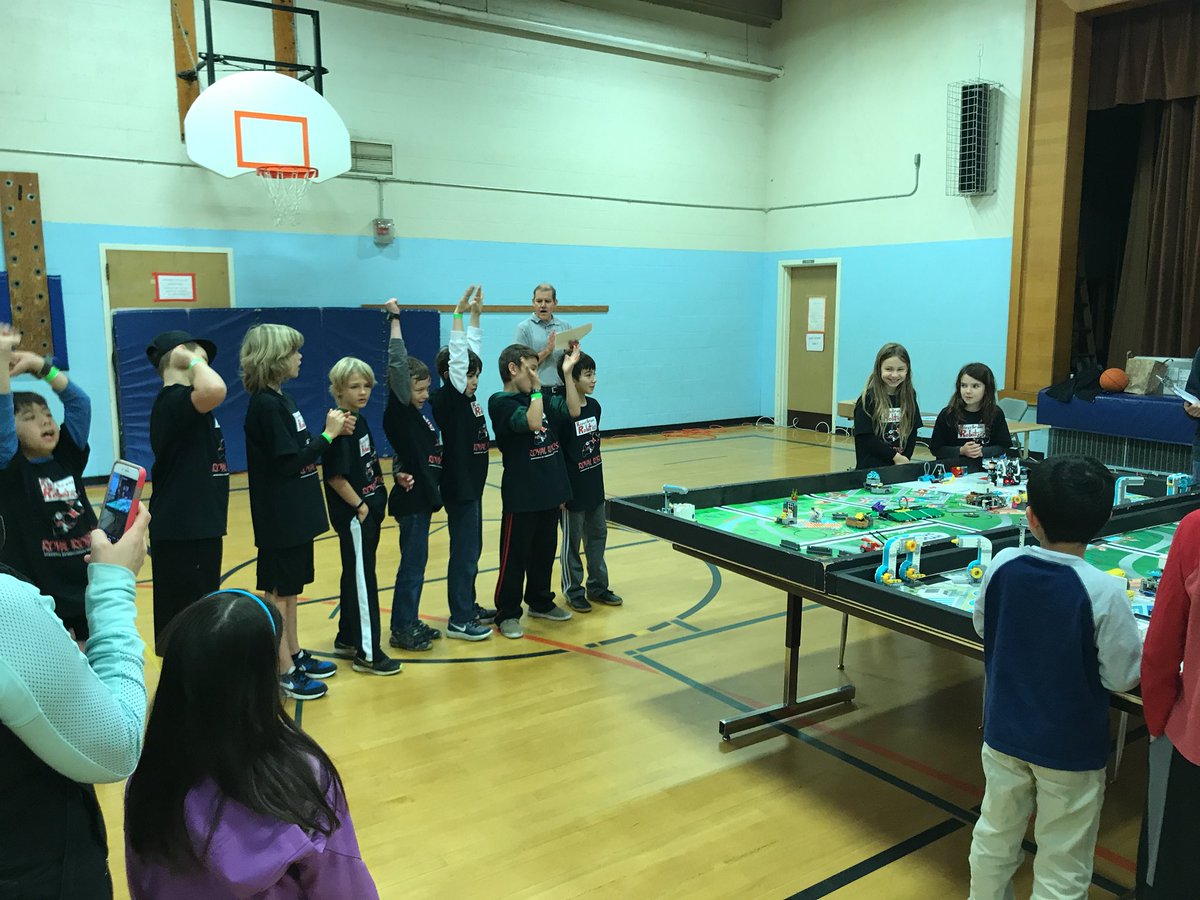 SLGriffin41's tweet image. Robotics team from @RiverGroveLOSD #RoyalRobotics #Lego