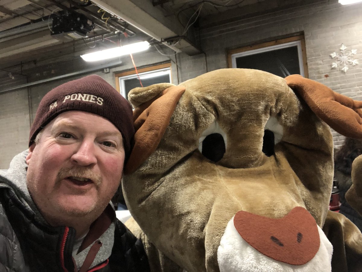 ArnoldShorey's tweet photo. HomeTown Holidays at D-F with @foxcroftacademy students helping out. Great community!FA Key Club volunteering many hours https://t.co/R87bzEaOCI