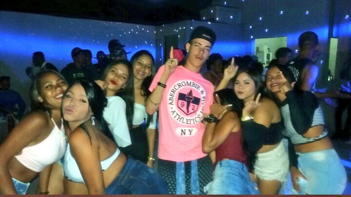 Yayavtr's tweet photo. Que pt kkkkkkk se nao for pra surta nos nem sai de casa 😂❤👭 https://t.co/8YCn7P3slU