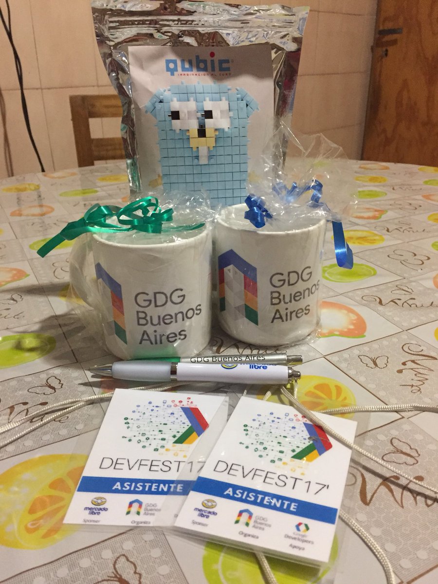 VaniNaomi's tweet photo. Estuvo genial el #DevFestBA17! Super botin! ❤️🎁😎 https://t.co/tEYXtpsWQD