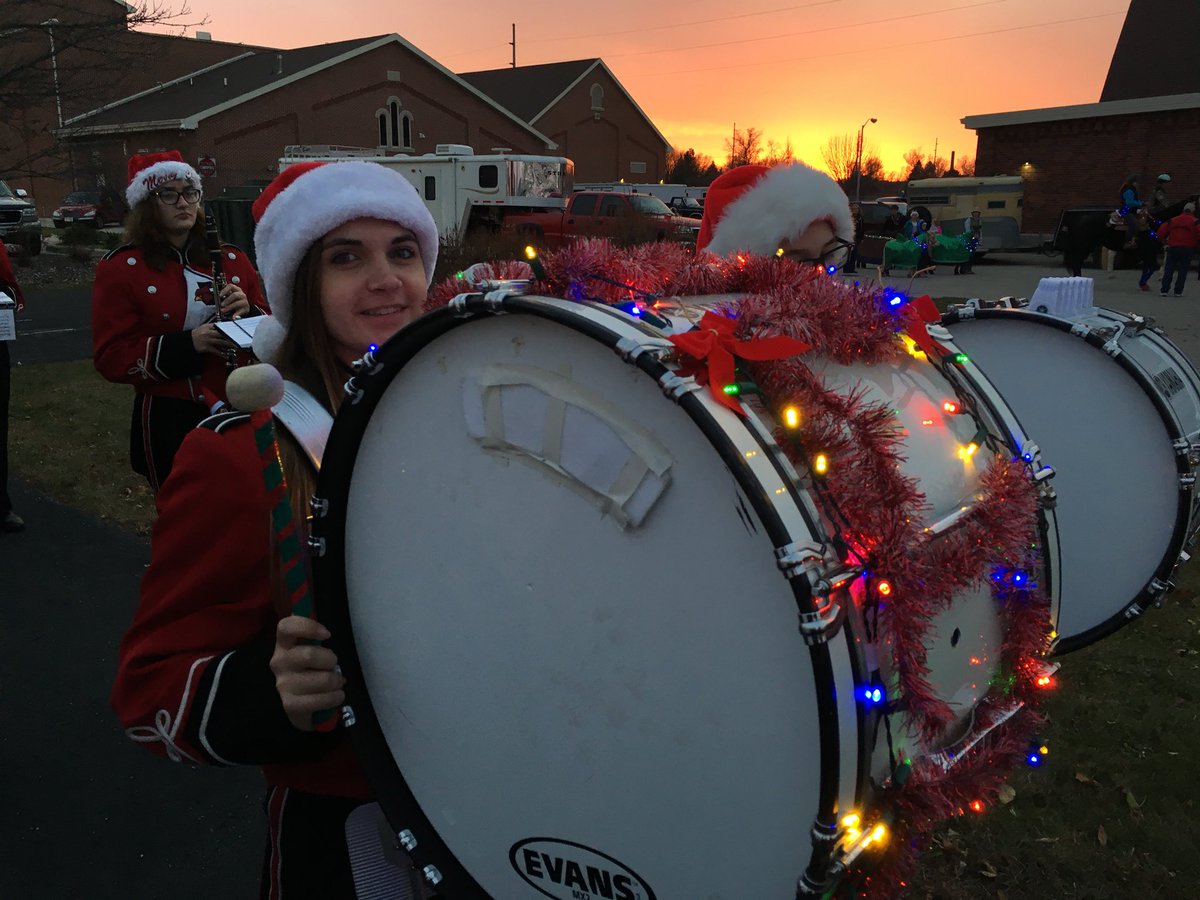 mattmcveigh's tweet photo. #FondyBands bringing spirit to the FDL Holiday of LIghts Parade https://t.co/nvAOwZf929