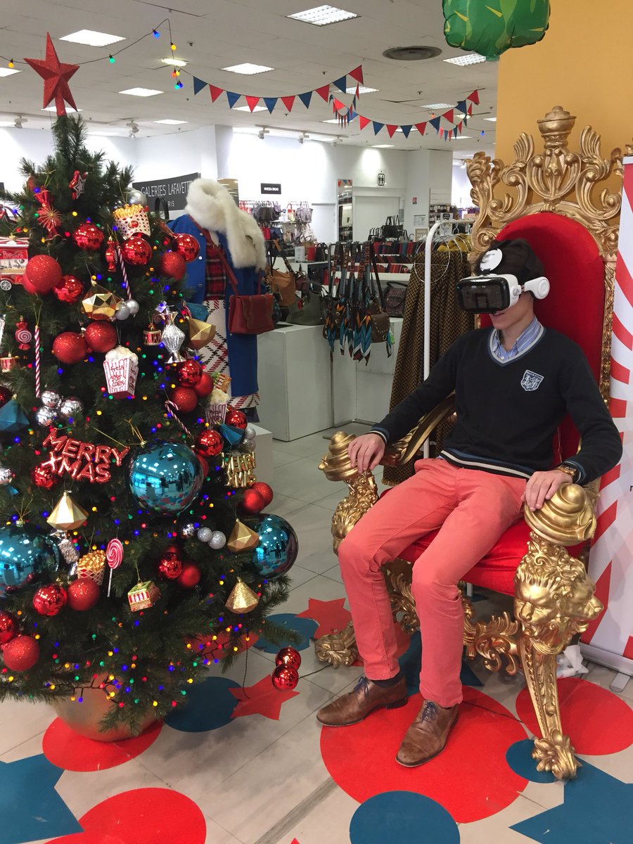 TonioVermeulen's tweet photo. Animation #SpectacularVR aux @Galeries_Laf de @LRSY_ville https://t.co/U6cb9aJE2z