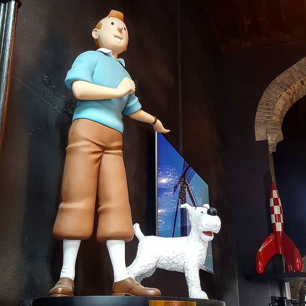 DePaseoX's tweet photo. Vidas paralelas... #DePaseoX #Bruselas #Brussels #Bruxelles #brussel #Belgium #Bélgica #Art #Comic #tintin #Travel #Trip #InstaTravel #InstaTrip #Instagram #Ig #Igers #Traveling #TravelPhotography #travelphotographer #Viaje #Viajeros #PicOfTheDay #PixOfT… https://t.co/J1JsaLH5JK https://t.co/MkIyaZLL1Q