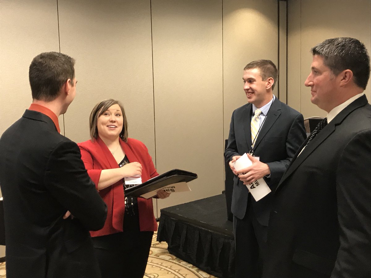 Getting ready for Sweet 16 <a href="/ILFarmBureau/">Illinois Farm Bureau</a>  #IFBAM17 Young Leader discussion meet. Final 4 will be later this afternoon.