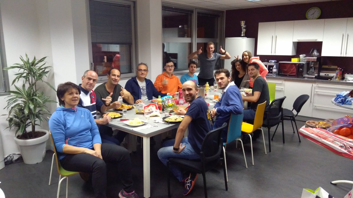 AVM_Up's tweet photo. En plein échauffement pour la #saintelyon2017 ! #patesbolo #bonneambiance #teambuilding https://t.co/8DY6CqDpMn