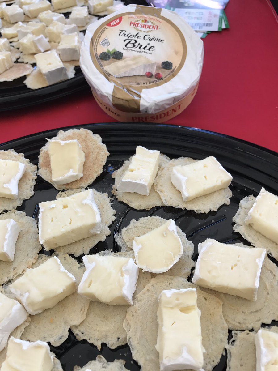 FamTable's tweet photo. Such a creamy and delicious Brie. @CBUncorked #hosted #CLBU17 #foodbloggerslife https://t.co/Bqk65q1agm