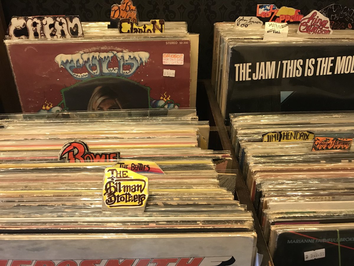 Los separadores de discos que usan en <a href="/exilesrecords/">Exiles Records</a> tienen mucha onda. Me encantan.