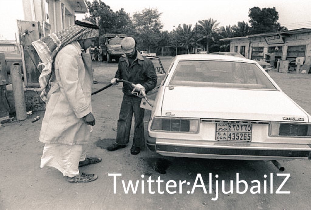 عامل يقوم بتعبئة سيارة ميتسوبيشي جالنت في محطة البدراني  عام 1980م.
. ولعدم وجود طريق يربط الجبيل بطريق للكويت القديم كان على سكان الجبيل ان يذهبو جنوبا باتجاه محطة البدراني الواقعة بمحاذاة طريق الكويت القديم مقابل مستشفى القطيف غرب طريق الجبيل الدمام  ومن ثم يسلكون طريق الكويت