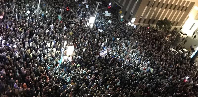 Brevesdepresse's tweet photo. 🔴🇮🇱FLASH - Manifestation en cours sur le Boulevard Rothschild à #TelAviv contre la corruption et le gouvernement #Netanyahu. (📸Globes) https://t.co/Xk5IGHXfd8